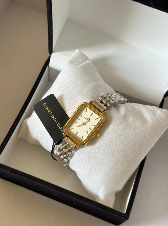 DW Quadro (Analog Watch)