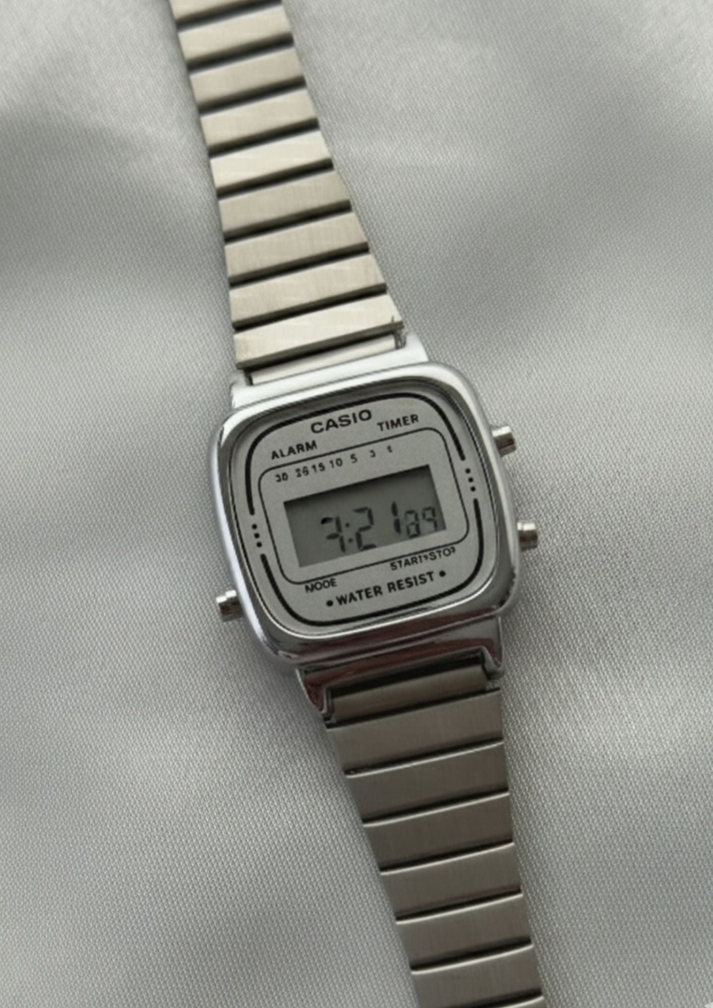 Vintage D124 Silver (Digital Watch)