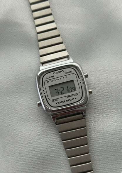 Vintage D124 Silver (Digital Watch)